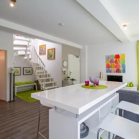 Apartment Lounge *
